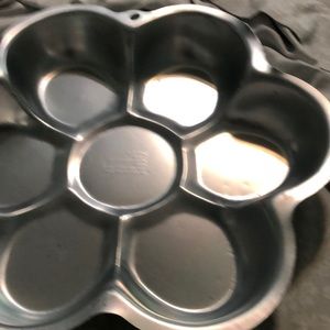Wilton flower cake pan